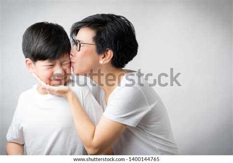 Smart Looking Asian Mother Gently Kiss Foto Stock 1400144765 Shutterstock