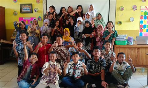 Peringati Hari Batik Nasional Siswa Tk Paud Hingga Smp Di Kota