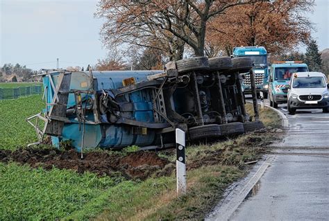 Lkw Unfall Sattelzug Schleudert Ber Stra E Und Kippt Auf Feld