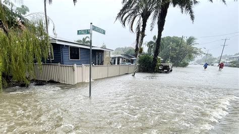 Ses And Qfes Evacuate Yorkeys Knob And Holloways Beach Residents The