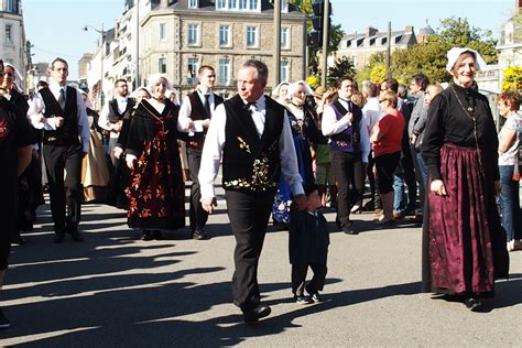 Costumes Traditionnels Bretons Du Morbihan Au Tradideiz De Vannes