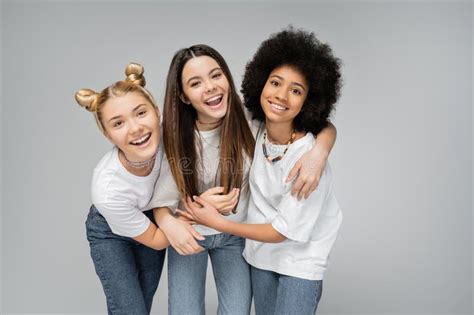 Chicas Adolescentes Multi Tnicas Positivas En Blanco Foto De Archivo