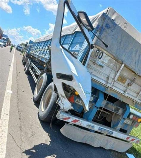 Impactante Choque Y Vuelco De Camiones En La Ruta 3