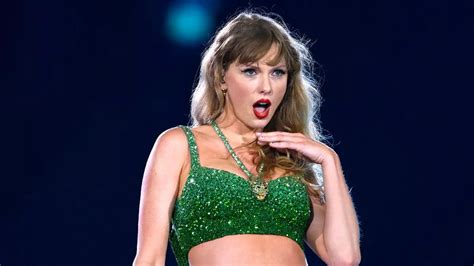 Taylor Swift Fans Finally Learn What Happens When Singer Dives Under Stage Mirror Online