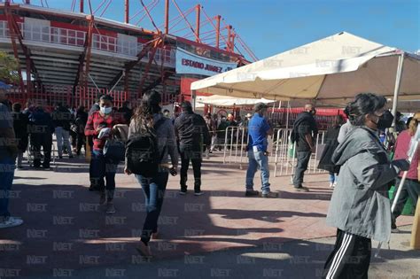 Abarrotan Juarenses Estadio De Beisbol Para Recibir Vacuna Pfizer