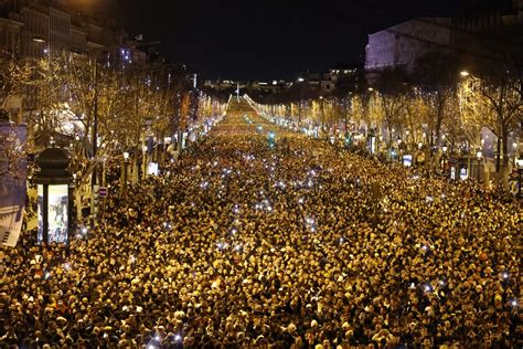 VIDEO Nouvel an à Paris un million de personnes sur les Champs Elysées