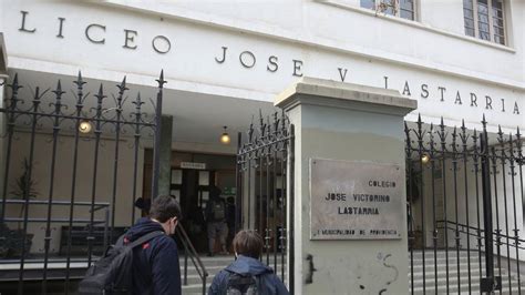 Apoderados de Liceo Lastarria realizan movilización exigen que no se