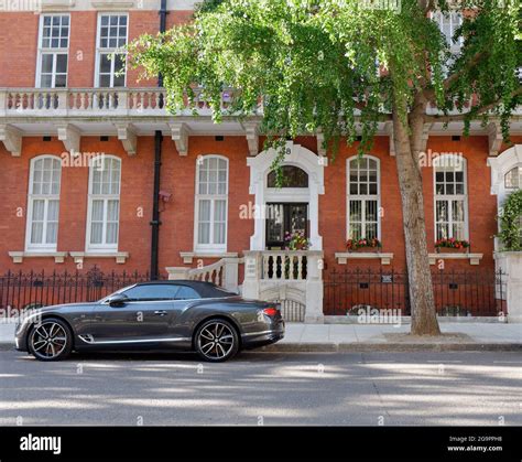 Car Outside House Uk Hi Res Stock Photography And Images Alamy