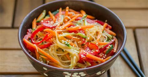 Veganer Glasnudelsalat Mit Raffinierter Erdnusssauce