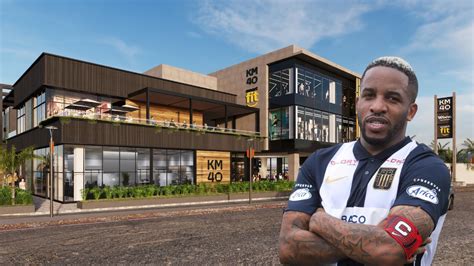 Jefferson Farfán inaugura su primer centro comercial La Razón