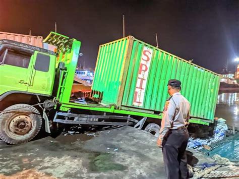 Truk Tronton Bermuatan Kontainer Terperosok Menimpa Kapal Tiung Di