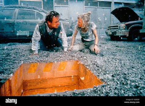 VOLCANO TOMMY LEE JONES, ANNE HECHE Date: 1997 Stock Photo - Alamy