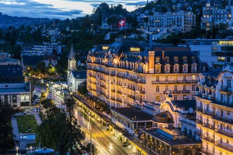 L hôtel Fairmont Le Montreux Palace Est Situé Sur Les Rives Du Lac De