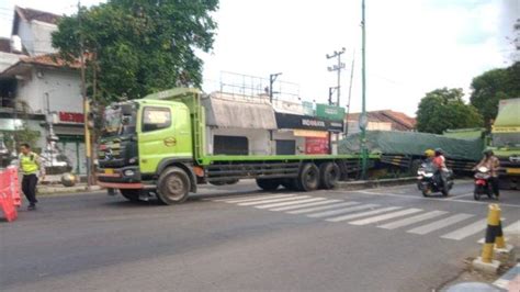 Diduga Sopir Mengantuk Tronton Bermuatan Semen Tabrak Pembatas Jalan