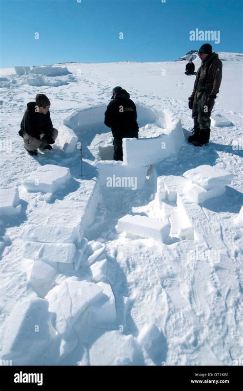 Inuit schneiden Schnee Blöcke mit einer Säge und ein Messer um ein Iglu