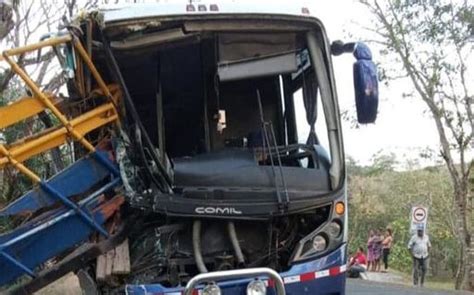 Impacto de bus contra camión provoca heridos y daños materiales Radio