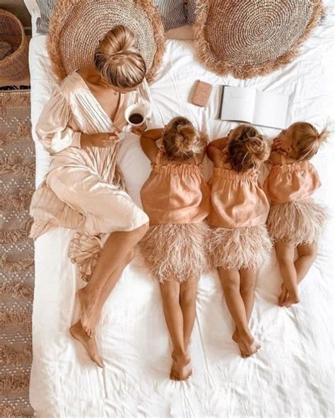 Sint Tico Imagen De Fondo Madre E Hija En La Cama Cena Hermosa