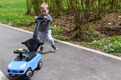 Niño jugando con coche de juguete Foto Premium