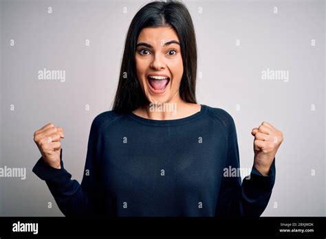 Jeune Femme De La Belle Brunette Portant Un Pull D Contract Debout Sur Fond Blanc C L Brant