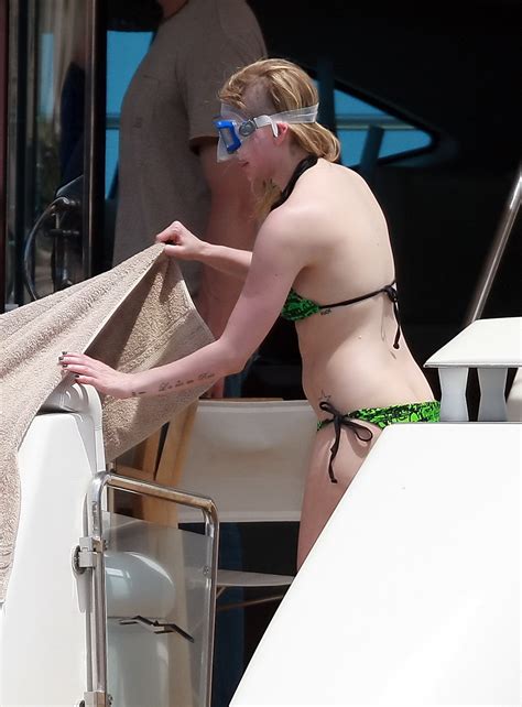 Avril Lavigne Showing Off Her Curvy Body Wearing Skimpy Green Bikini While Scuba Porn Pictures