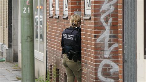 Razzia in Neumünster Polizei nimmt zwei Tatverdächtige fest SHZ