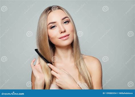 Belle Femme Blonde Avec De Longs Cheveux Droits Sains Peignant Des Cheveux Concept De Haircare