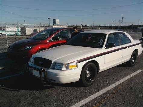 Ford Crown Victoria Police Interceptor P71 Police Package Picture 5