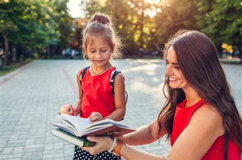 Feliz Madre Conoci A Su Hija Despu S De Clases Al Aire Libre En La