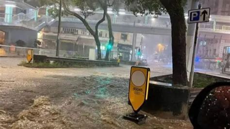 直击香港暴雨：黑色警告下，降雨量与持续时长破纪录，道路现洪流、地铁站被淹 凤凰网