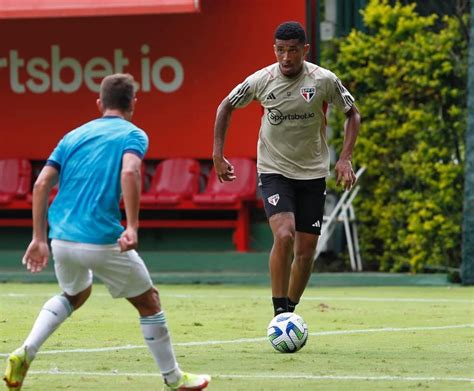 São Paulo vence jogo treino contra o Coritiba no CT da Barra Funda