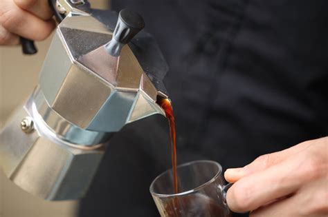 How To Use A Moka Pot Easy Beginner S Guide Coffeeboon