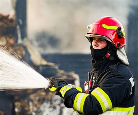 Un Incendiu Puternic A Izbucnit La Un Ansamblu De Locuin E Din