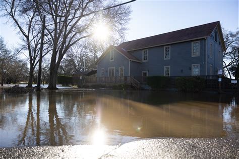 One dead, thousands still without power in Sacramento after ...