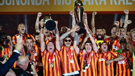 Galatasaray Süper Kupa ve Süper Lig Kupası nı kaldırdı Internet Haber