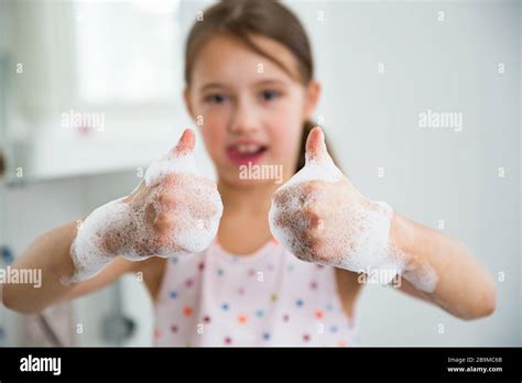 Petite Fille Se Laver Les Mains Avec De L Eau Et Du Savon Dans La Salle