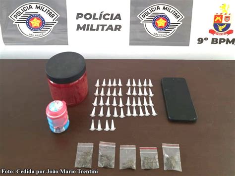 Indivíduo é flagrado 44 pinos de cocaína e cinco porções de maconha