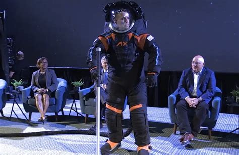 Nasa Muestra Un Prototipo Del Traje Espacial Que Se Usar En La Artemis Iii