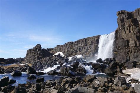 Cascada Hermosa Con Las Rocas Naturales Imagen De Archivo Imagen De