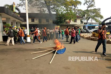 Pemkot Depok Musnahkan Ribuan Botol Miras Hasil Razia Republika Online