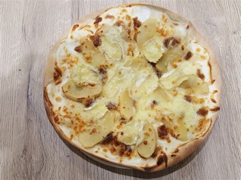 Flammekueche sucrée salée aux pommes camembert et confit doignons