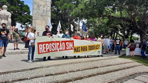 Professores fazem ato contra reajuste no piso salarial no Paraná