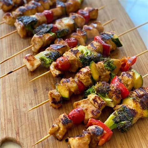 Brochettes de poulet satay et légumes grillés Recette Brochette