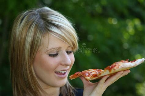 Fille Mangeant La Part De Pizza Image Stock Image Du Sourire Mignon