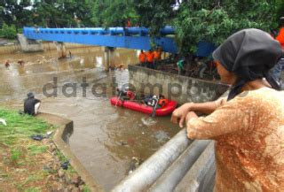 Pembersihan Sampah Di Sungai Ciliwung Jakarta DATATEMPO