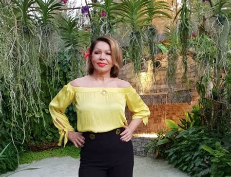 Neda Ukraden se u godini skinula u bikini Mlađe koleginice mogu samo da joj zavide FOTO