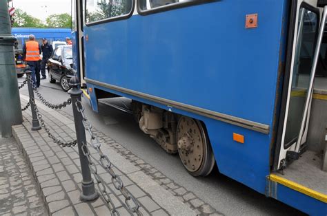 Tramwaj wykoleił się na skrzyżowaniu w centrum Krakowa Ruch