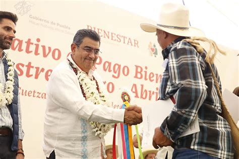 Entrega Salomón Céspedes apoyos del Bienestar y para el campo en Cuetzalan