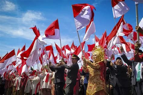 HUT Kemerdekaan RI 2023 Bendera Merah Putih Berkibar Di Alun Alun