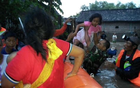 Foto Prajurit TNI Evakuasi Bayi Saat Madiun Banjir Viral