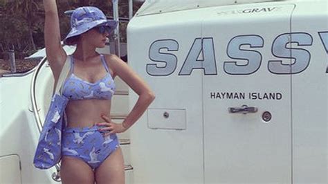 Heiße Kurven Katy Perry posiert im sexy Bikini Promiflash de
